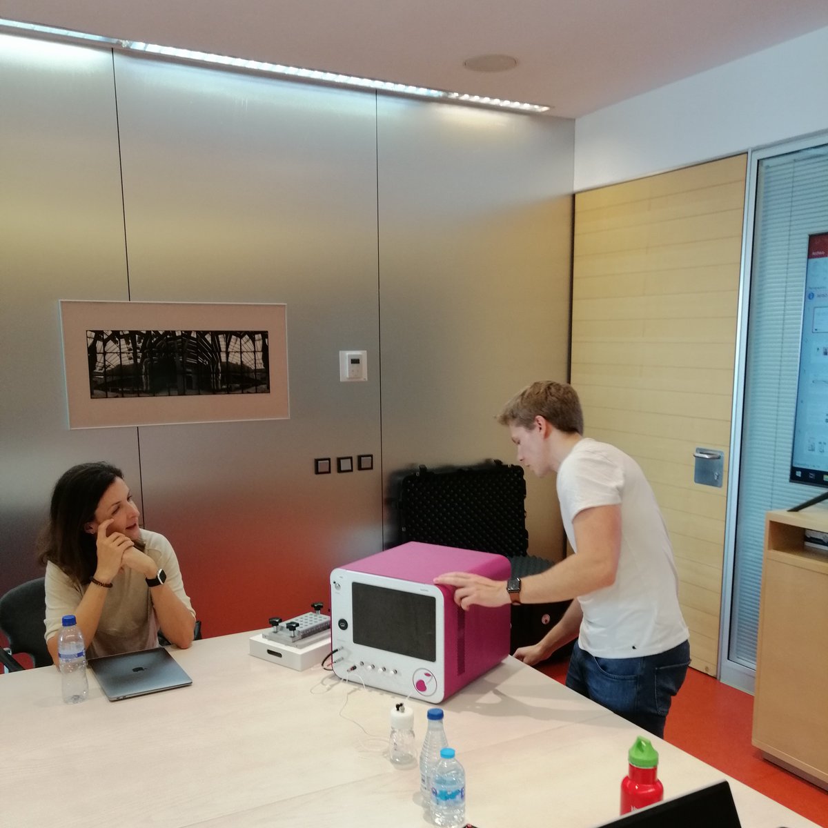 Plast_Cell's tweet photo. We held a great hands-on meeting of our @Plast_Cell consortium on 17-18 Oct, incl. a demonstration of the CubiX #microfluidics prototype for confined cells environmental control from @CherryBiotech 🔬
@CRGenomica @ICFOnians @emblebi @HMar_research https://t.co/M1ygy02Bdx