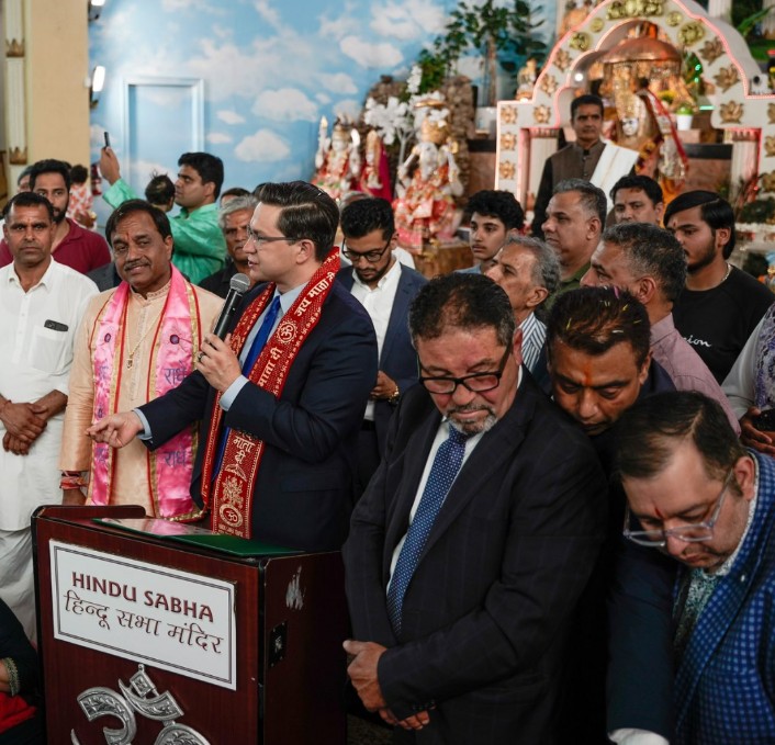 NewsAlgebraIND's tweet image. HUGE BREAKING - Canada Opposition leader Pierre Poilievre who is leading in all surveys promises to restore professional relationship with India 🔥🔥

He said he won&apos;t tolerate attacks on Hindus &amp;amp; Hindu temples &amp;amp; promised that people who do this will face criminal charges in his…