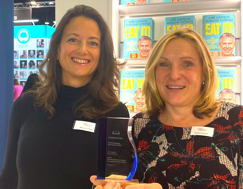 Penguin Random House Verlagsgruppe (@penguinrandomde) on Twitter photo Auf der #fbm2023 erhielten wir den #Nachhaltigkeits-Buch-Award 2023, erstmals vergeben von <a href="/_mediacontrol/">media control</a>. Gewonnen hat #eatit von @steffens_dirk und #MelanieGöring. Nachhaltiges Thema #Cradle2Cradle produziert. Glückwunsch den Autoren und Team Penguin! media-control.de/media-control-… Auf der #fbm2023 erhielten wir den #Nachhaltigkeits-Buch-Award 2023, erstmals vergeben von <a href="/_mediacontrol/">media control</a>. Gewonnen hat #eatit von @steffens_dirk und #MelanieGöring. Nachhaltiges Thema #Cradle2Cradle produziert. Glückwunsch den Autoren und Team Penguin! media-control.de/media-control-…