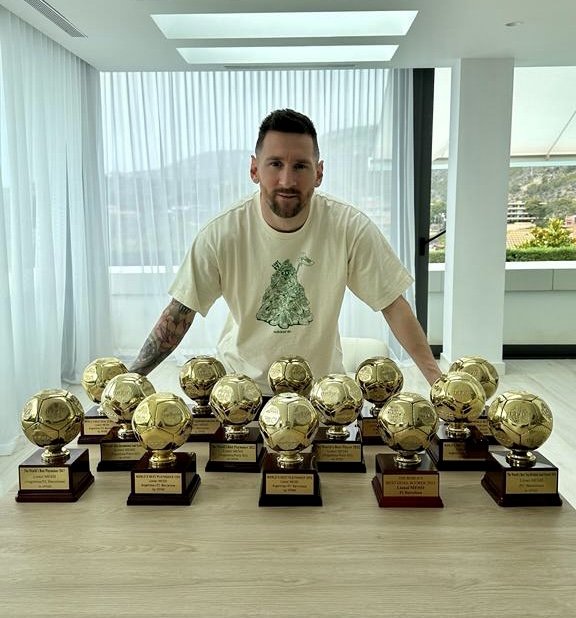 fanDecoded's tweet photo. ⚠️ Facts you don't know :

Messi was so good in goal scoring  that after winning 4 back to back Ballon d'or he decided to Focus more on playmaking 🔥

Before 26 Age :  0 Playmaker Awards

After 26 Age :      5 Playmaker Awards

Messi trained hard and made himself so best in every area that no one can touch him today either in vision, dribbling,playmaking, goal scoring, assisting, passing or anything ✌️

But still there are some fools who r comparing him with any ordinary goal scorer whose only focus is to score goal with penalties/tap ins.

𝐂𝐚𝐧 𝐲𝐨𝐮 𝐧𝐚𝐦𝐞 𝐬𝐨𝐦𝐞 𝐩𝐥𝐚𝐲𝐞𝐫𝐬 𝐰𝐡𝐨 𝐫 𝐟𝐨𝐫𝐜𝐞𝐟𝐮𝐥𝐥𝐲 𝐛𝐞𝐢𝐧𝐠 𝐜𝐨𝐦𝐩𝐚𝐫𝐞𝐝 ?😡