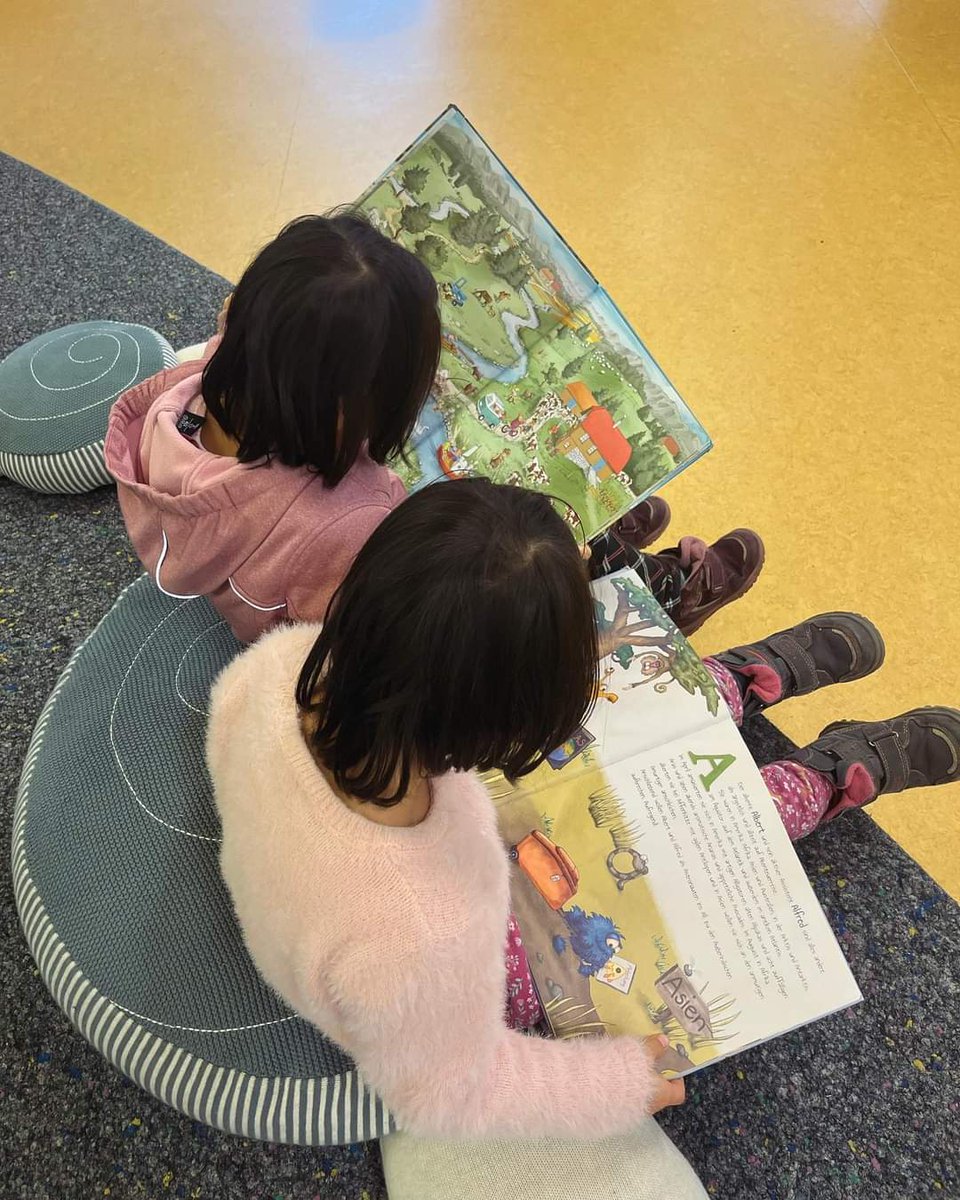 Tag der Bibliotheken 2023! 📚📖 In der Kinderbibliothek wird fleißig gelesen und wir sind begeistert, wie unsere kleinen Lesemäuse in die Welt der Bücher eintauchen. 📕🌍 Welches Buch lest ihr heute? #TagDerBibliotheken [bul]
