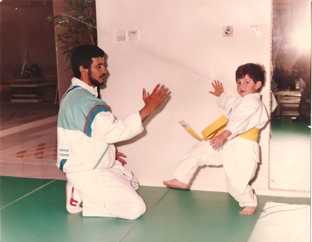 salehalareedh's tweet image. تدريب كاراتيه يجمع الكابتن #صالح_العريض مع صاحب السمو الملكي الأمير #الوليد_بن_خالد_بن_طلال بن عبدالعزيز آل سعود
المعروف بالأمير النائم والذي يرقد في غيبوبة منذ 18 عاما

يا أرحم الراحمين أشمله برحمتك الواسعه، وأفقه من غيبوبته، وأنعم عليه بالصحه والعافيه، وأفرح قلوب أحبائه بشفائه