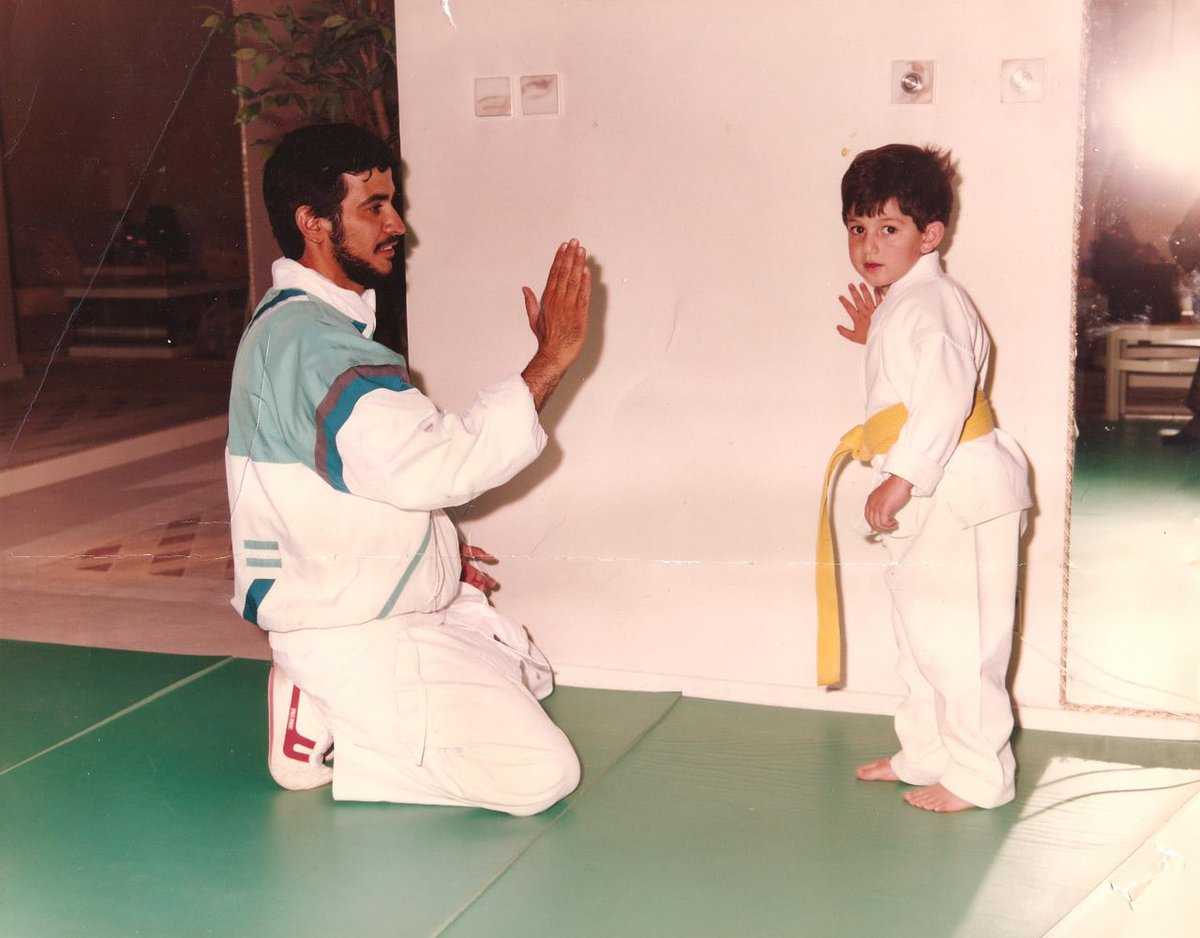 salehalareedh's tweet image. تدريب كاراتيه يجمع الكابتن #صالح_العريض مع صاحب السمو الملكي الأمير #الوليد_بن_خالد_بن_طلال بن عبدالعزيز آل سعود
المعروف بالأمير النائم والذي يرقد في غيبوبة منذ 18 عاما

يا أرحم الراحمين أشمله برحمتك الواسعه، وأفقه من غيبوبته، وأنعم عليه بالصحه والعافيه، وأفرح قلوب أحبائه بشفائه