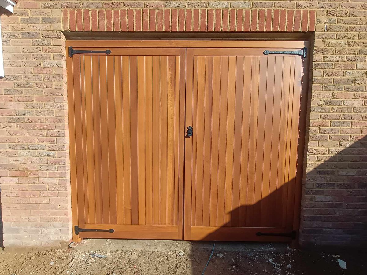 cdcgaragedoors's tweet image. Recently installed Cedar Door Bakewell style side hinged garage door complete with 70 x 90mm softwood frames fully finished in Golden Oak - complete with automation #cedardoor #solidtimber #sidehinged #garagedoors #automation