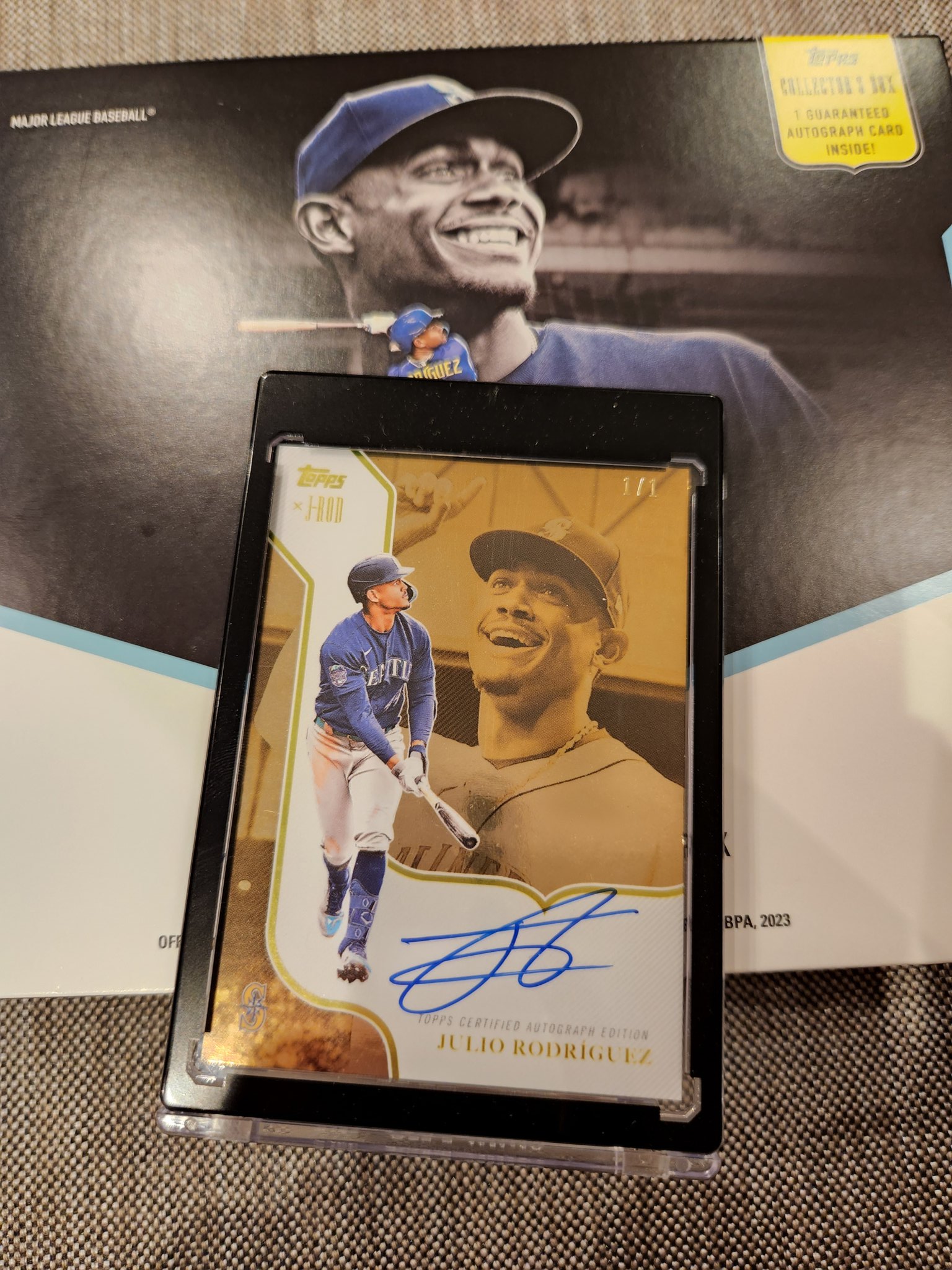 レデ戻りTOPPS  JULIO RODRIGUEZ フリオロドリゲス　サイン 2023 Topps Series 1 Julio Rodriguez SP Auto Red #/25 1988