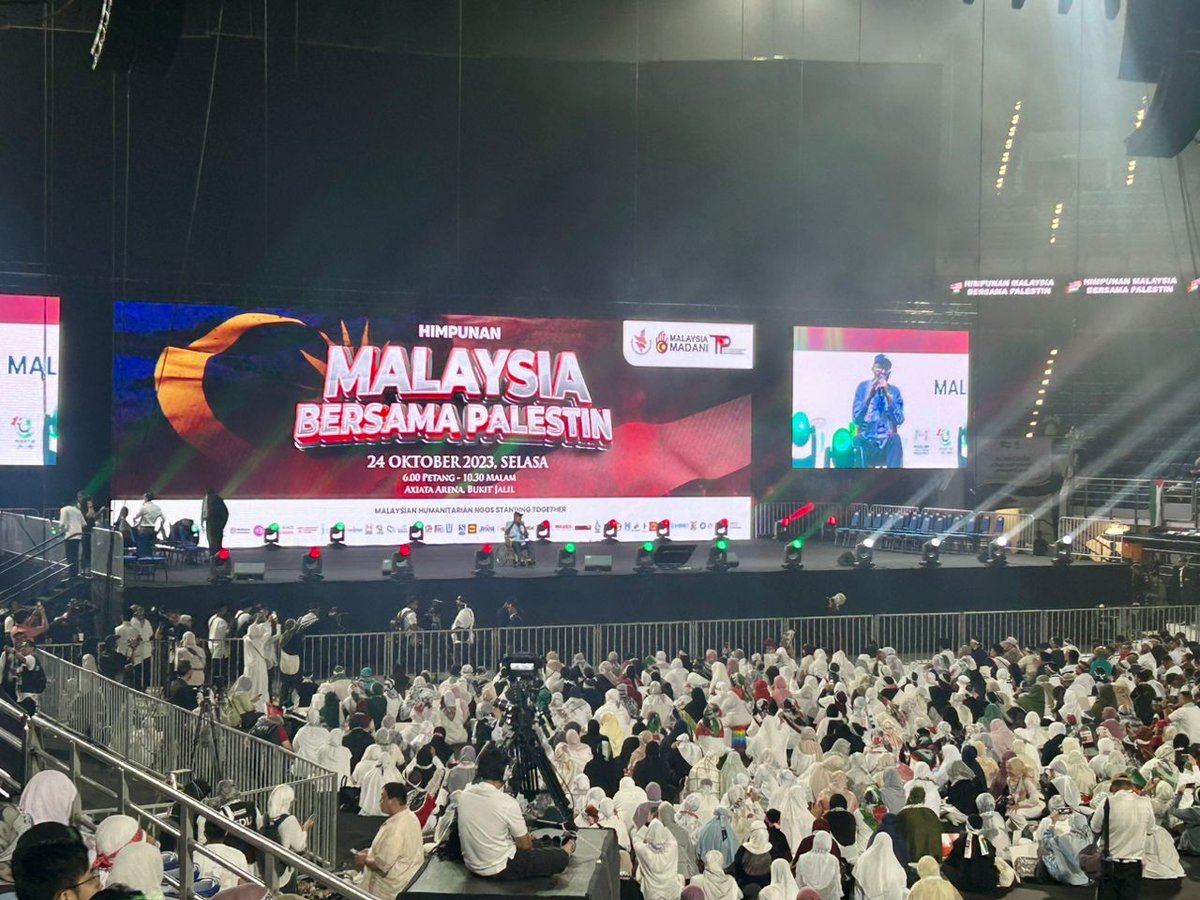 ikimmedia's tweet photo. Himpunan Malaysia Bersama Palestin di Axiata Arena Bukit Jalil. Kuala Lumpur. Wakil warga IKIM turut hadir sebagai tanda solidariti buat Palestin. #SolidaritiPalestin #MalaysiaMadani #IKIM https://t.co/4AkqUdKN8V