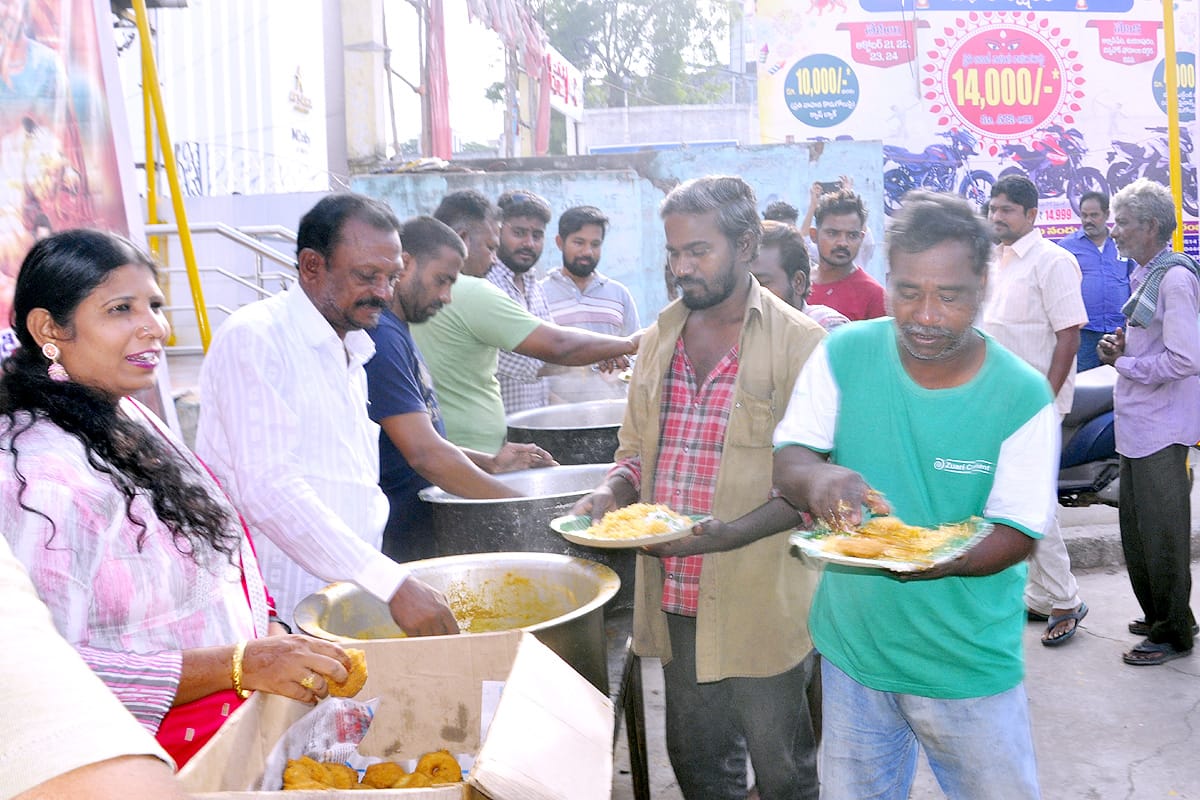 ObhiVusu's tweet photo. రెబల్ స్టార్ ప్రభాస్ జన్మదిన సందర్భంగా కడప జిల్లా ప్రెసిడెంట్  -శ్రీ. P. రాజశేఖర్ రాజు అన్న గారి ఆధ్వర్యంలో అన్నదాన కార్యక్రమం మరియు కేక్ కటింగ్ జరిగినవి https://t.co/0UZQlZCS39