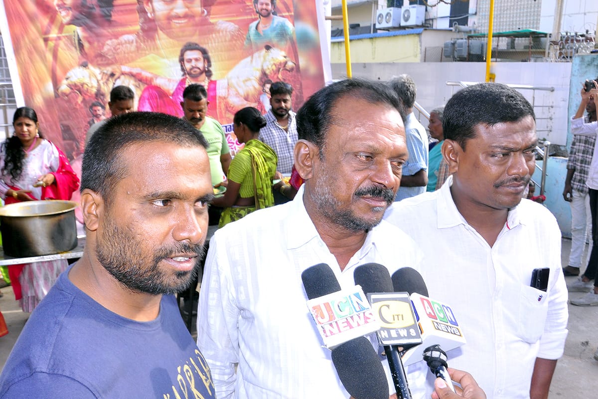ObhiVusu's tweet photo. రెబల్ స్టార్ ప్రభాస్ జన్మదిన సందర్భంగా కడప జిల్లా ప్రెసిడెంట్  -శ్రీ. P. రాజశేఖర్ రాజు అన్న గారి ఆధ్వర్యంలో అన్నదాన కార్యక్రమం మరియు కేక్ కటింగ్ జరిగినవి https://t.co/0UZQlZCS39