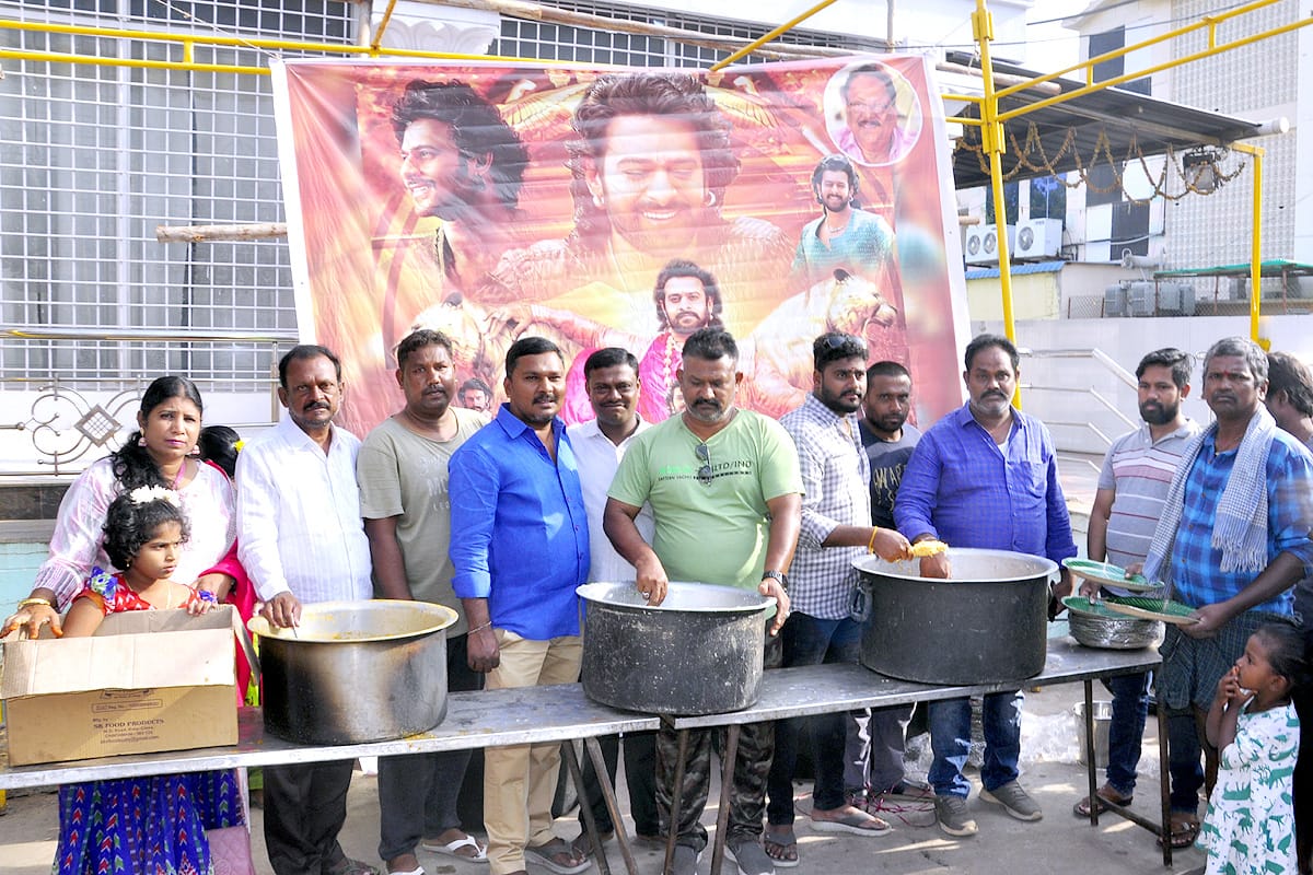 ObhiVusu's tweet photo. రెబల్ స్టార్ ప్రభాస్ జన్మదిన సందర్భంగా కడప జిల్లా ప్రెసిడెంట్  -శ్రీ. P. రాజశేఖర్ రాజు అన్న గారి ఆధ్వర్యంలో అన్నదాన కార్యక్రమం మరియు కేక్ కటింగ్ జరిగినవి https://t.co/0UZQlZCS39