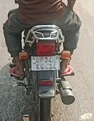 ShivamdixitInd's tweet photo. नाम - मोहम्मद शादाब
निवासी - मुंशीगंज , सीतापुर

काम - बाइक पर फिलिस्तीन का झंडा लगा कर खुलेआम आतंकी संगठन 'हमास' का समर्थन करना 

अब देखने वाली बात यह है कि बाइक पर भगवान का नाम लिखने पर भारी भरकम चालान करने वाली @uptrafficpolice ने इस पर कार्रवाई क्यों नहीं की..?

@sitapurpolice क्या मोहम्मद शादाब को कोई विशेष छूट..?

CC - @STVRahul
