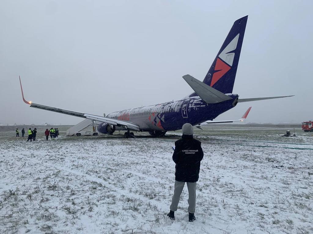 kardinal691's tweet photo. "Another one bites the dust?"
There is a new aviation incident in #Russia : a #Boeing_737 skidded off the runway at #Perm airport
The #Smartavia airline plane was flying from #St_Petersburg to #Perm. There were 186 passengers on board, including 14 children. https://t.co/rjSq8jbzUI