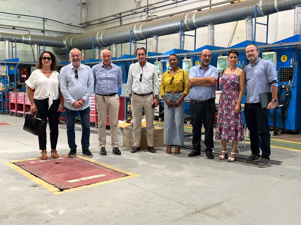 FEMEPA_LP's tweet photo. 🗣️ #FemepaInforma | El presidente de la Cámara de Comercio de Gran Canaria, Luís Padrón y el director general de Relaciones con África del Gobierno de Canarias, Luís Padilla, visitaron los centros de formación de Femepa.

🎥 Ver videorresumen >> https://t.co/p4iMYHUDpU https://t.co/TsDpAeuZ7H