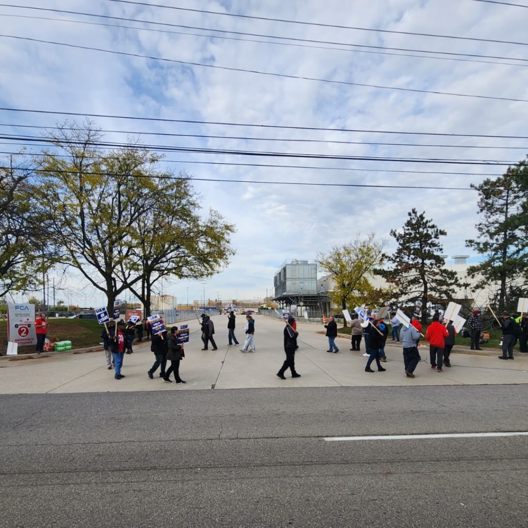 UAW Local 1700 and supporters are holding the line for economic justice at  Sterling Heights Assembly Plant. #StandUpUAW #SolidaritySeason #1u  #Striketober