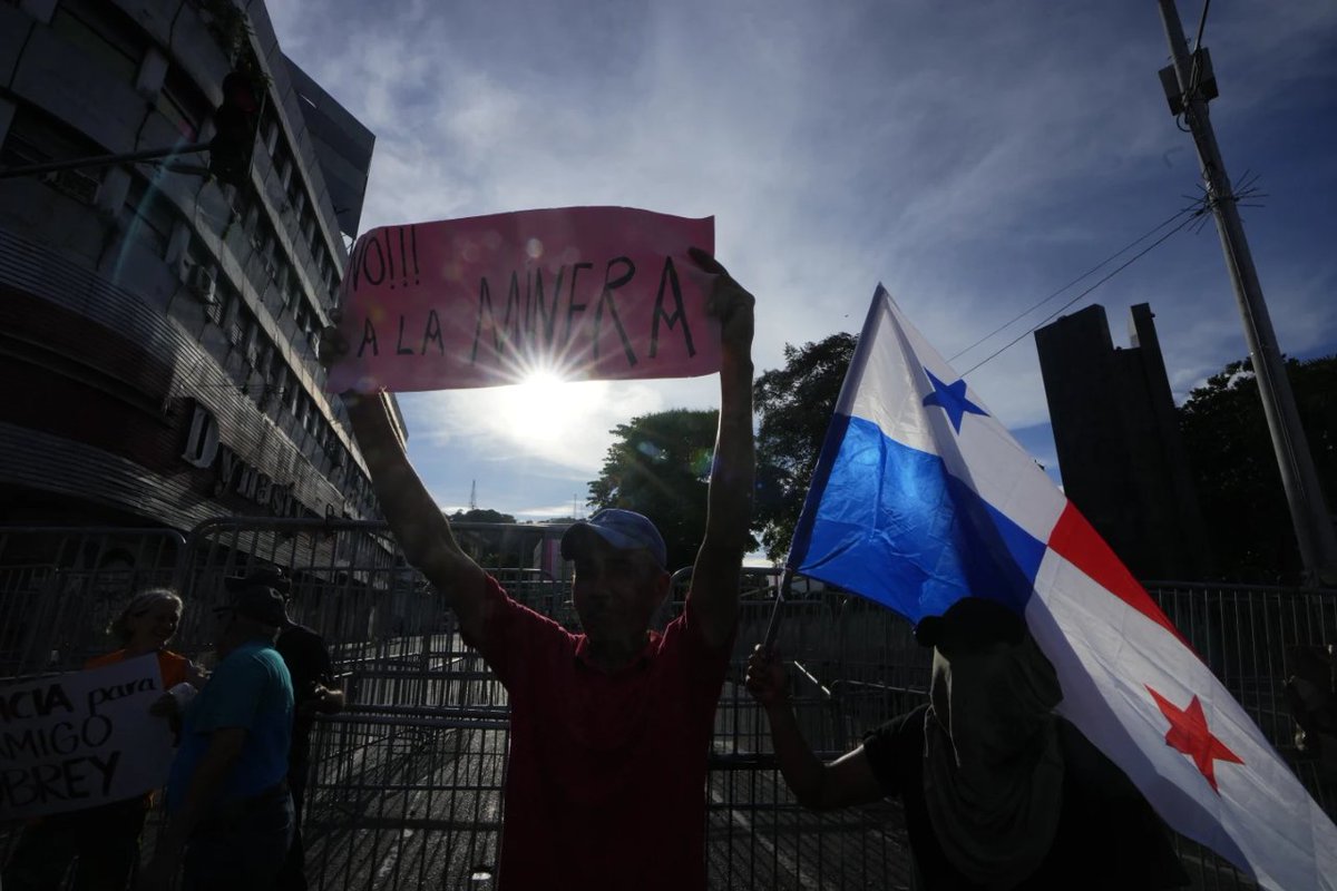 MundoEConflicto's tweet photo. 🇵🇦 | Manifestaciones en Panamá exigiendo al gobierno la recesión de un contrato de la minera canadiense First Quantum. Hay temor de que el avance de los proyectos de la compañía pueda atentar el medio ambiente en una región biodiversa y rica en fuentes de agua subterránea. https://t.co/yoaPnf5skb