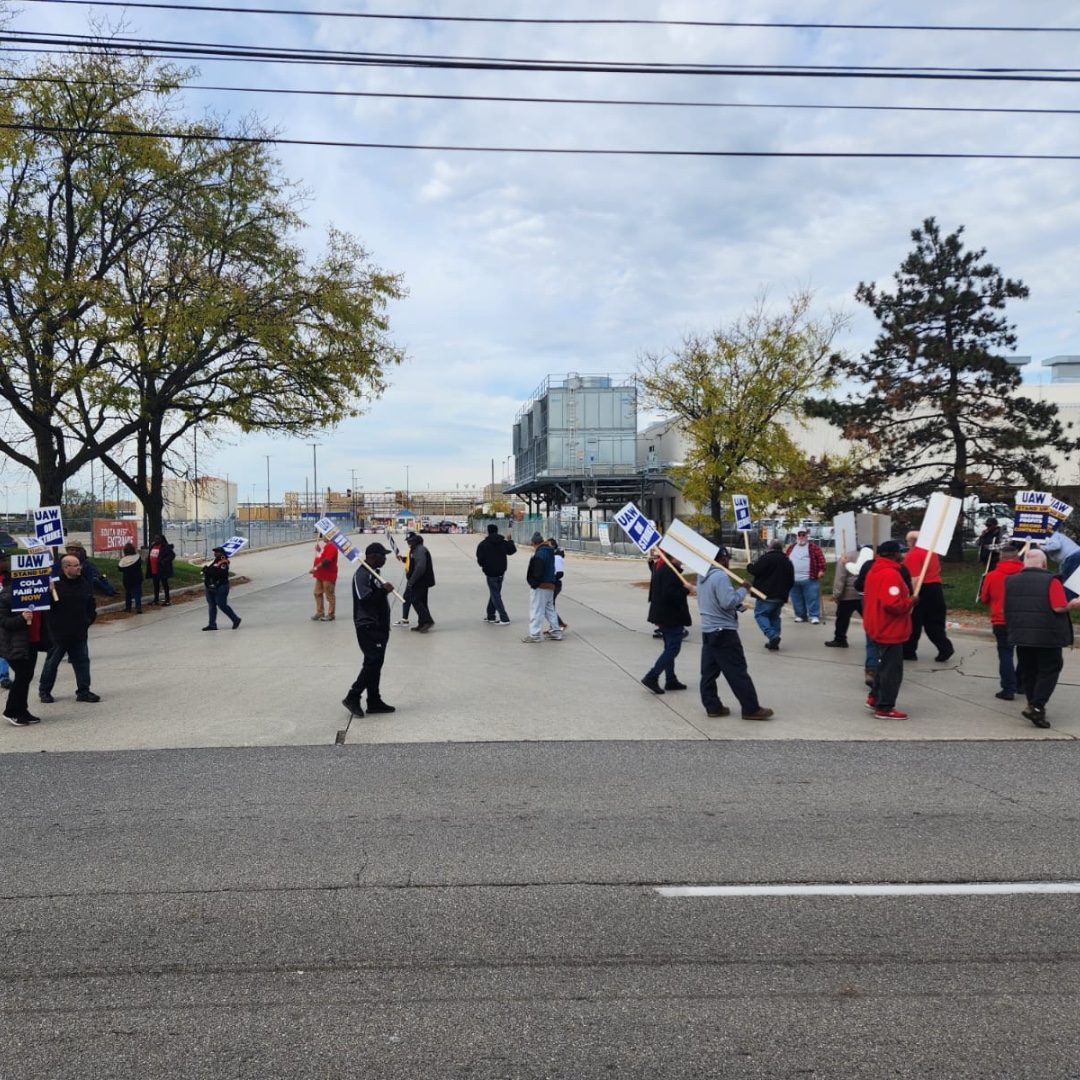 UAW Local 1700 and supporters are holding the line for economic justice at  Sterling Heights Assembly Plant. #StandUpUAW #SolidaritySeason #1u  #Striketober