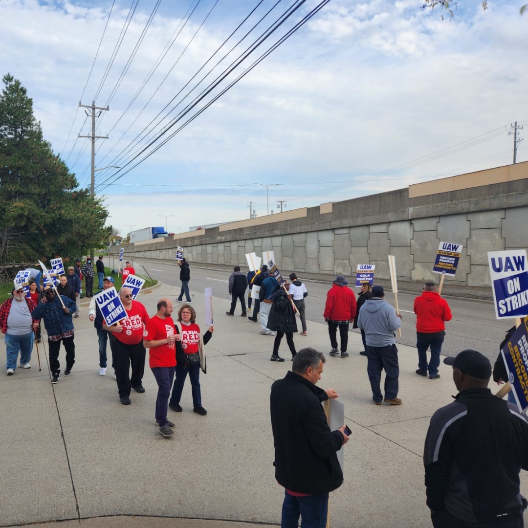 UAW Local 1700 and supporters are holding the line for economic justice at  Sterling Heights Assembly Plant. #StandUpUAW #SolidaritySeason #1u  #Striketober