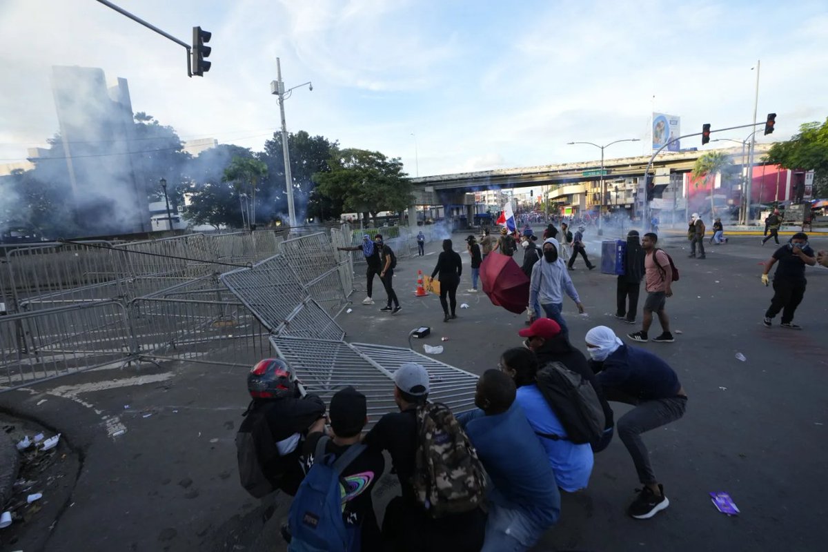 MundoEConflicto's tweet photo. 🇵🇦 | Manifestaciones en Panamá exigiendo al gobierno la recesión de un contrato de la minera canadiense First Quantum. Hay temor de que el avance de los proyectos de la compañía pueda atentar el medio ambiente en una región biodiversa y rica en fuentes de agua subterránea. https://t.co/yoaPnf5skb