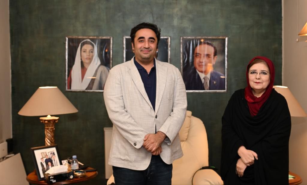 MediaCellPPP's tweet photo. اسلام آباد: پاکستان پیپلزپارٹی کے چیئرمین بلاول بھٹو زرداری سے زرداری ہاؤس میں پی پی پی میں شمولیت کے بعد سابق وزیراعلی پنجاب میاں منظور وٹو کی صاحبزادی اور سابق رکن قومی و صوبائی اسمبلی روبینہ شاہین وٹو کی ملاقات ہوئی، چیئرمین بلاول بھٹو زرداری نے روبینہ شاہین وٹو کو پارٹی میں شمولیت پر خوش آمدید کہا، اس موقع پر اوکاڑہ کی سیاسی صورت حال پر بات چیت کی گئی۔
@BBhuttoZardari