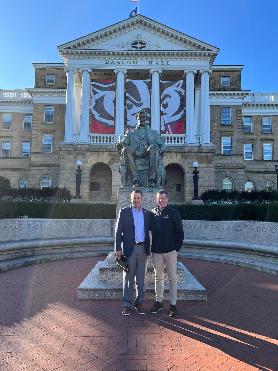 Timothy_F_Ryan's tweet photo. Meeting students and having the opportunity to talk about #accounting and @PwCUS is one of my favorite parts of my job! Thank you, @UWBusiness, for having me on campus last week and for our insightful discussions. https://t.co/2OoZctU1Zx