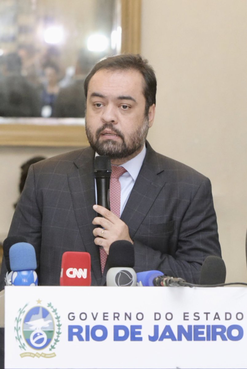 chico_pinheiro's tweet photo. Cláudio Castro não tem  as mínimas condições para governar nada, muito menos um estado complexo como o RJ. Há 5 anos, ele era um pequeno vereador, mais conhecido por cantar em igrejas. Virou vice do bolsonarista Witzel que, cassado, deu-lhe o governo. Farsa que virou tragédia ! https://t.co/m8zH2POBsv