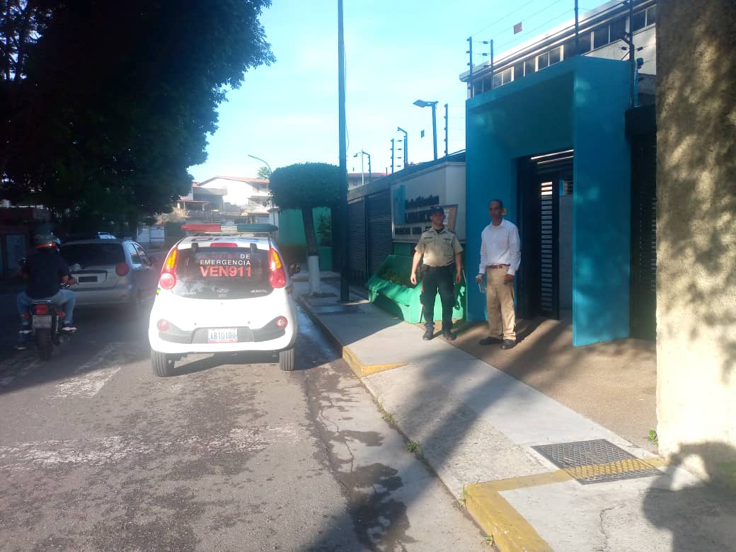 Cumpliendo instrucciones de nuestro Director General C/J Orlando Tovar, personas policial realiza recorrido permanente por centros educativos públicos y privados garantizando la paz y  seguridad de alumnos, profes y representantes
@cuadrantesdepazve @visipol_mijp @laalcaldiasucre