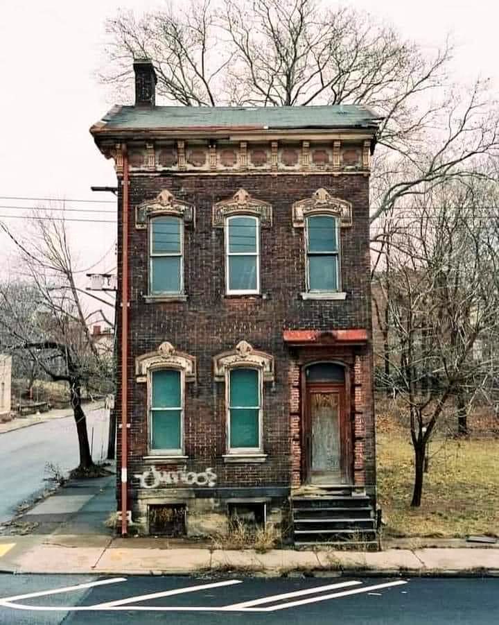 Urig... 
verlassen und vergessen, 
an einer Ecke von Philadelphia, 
Pennsylvania . 

#lostplace