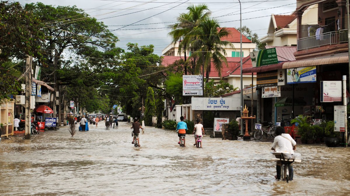 The #TriplePlanetaryCrisis is our generation's defining threat. Fortunately, we have a roadmap to a #SustainableFuture: Human rights. My call is clear: -Phase out Fossil Fuels -Make polluters pay for environmental harms -Say no to plastic pollution -Protect biodiversity #ActNow