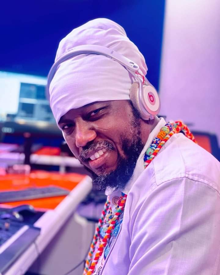 'The Master Blaster of the airwaves @Blakkrasta 'The Historian' of our time is bubbling the whole place. @3fm927  #AfricaHistoryClass on  #UrbanBlend #TaxiDriverShow 
@EugenPeprah @TestamentGh4 @anane_emperor