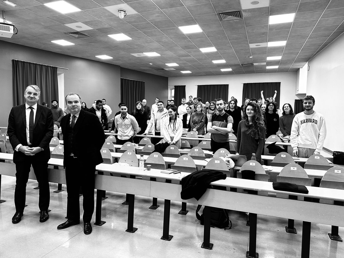 aurelien_baudu's tweet photo. Merci 🙏 Frank Mordacq, DRFIP des Hts de France @dgfip_officiel pour cette belle rencontre avec les étudiants du master 1 droit public @FSJPS_Ulille @univ_lille @CRDP_univlille et de 4e année @ScPoLille @ap_scpolille pour parler #LOLF et finances publiques de la France 🇫🇷 https://t.co/MLmuPmJhuo