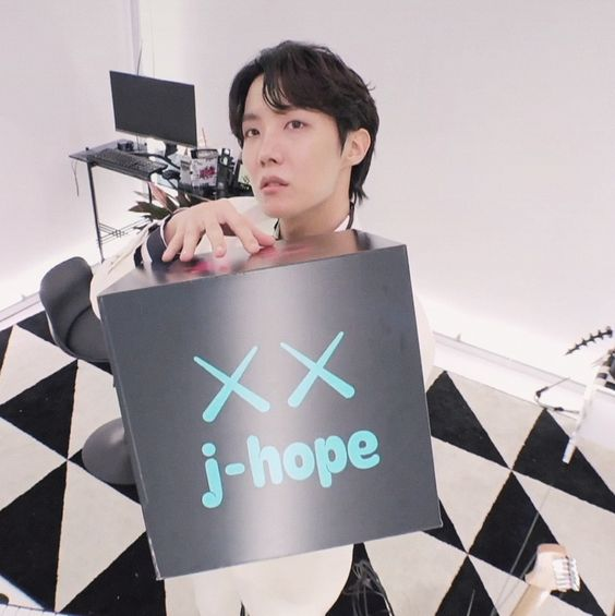 HOPEPlCS's tweet photo. I vote #jhope for #PopGoldenAwards RT &amp; reply!! https://t.co/FFXNqooku9
