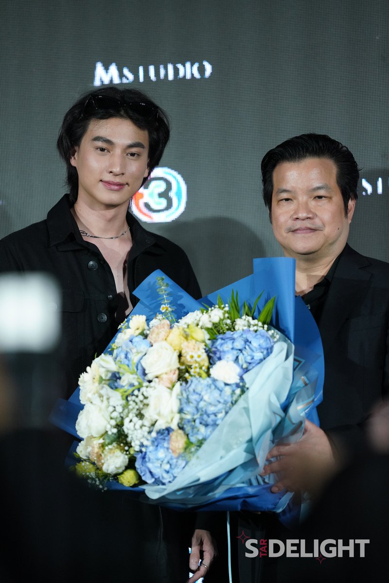 StarDelight_ent's tweet photo. “กลัฟ คณาวุฒิ” ร่วมแสดงความยินดีในงานกาล่าพรีเมียร์ของภาพยนต์เขย่าขวัญสุดหลอน “ธี่หยด” ตำนานเรื่องเล่าสุดหลอนโดยช่อง 3 และ M STUDIO (เอ็ม สตูดิโอ)

#ธี่หยด #ธี่หยดGalaPremiere #กาล่าธี่หยด #GulfKanawut https://t.co/dFzhiKkuE9
