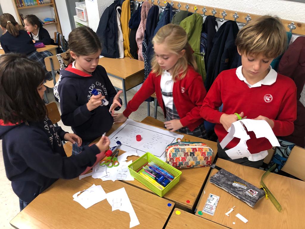 cscchamartin's tweet photo. Tercero De primaria Trabaja planos y mapas.🗺️ Hacemos en equipo el plano de nuestra clase, nos organizamos espacialmente, Representamos los objetos Vistos desde arriba e incorporamos leyendas.📍 Trabajamos en equipo y por competencias👍
#SoyTodoOídos #fesb #somosfesb https://t.co/MzNTNohm6e