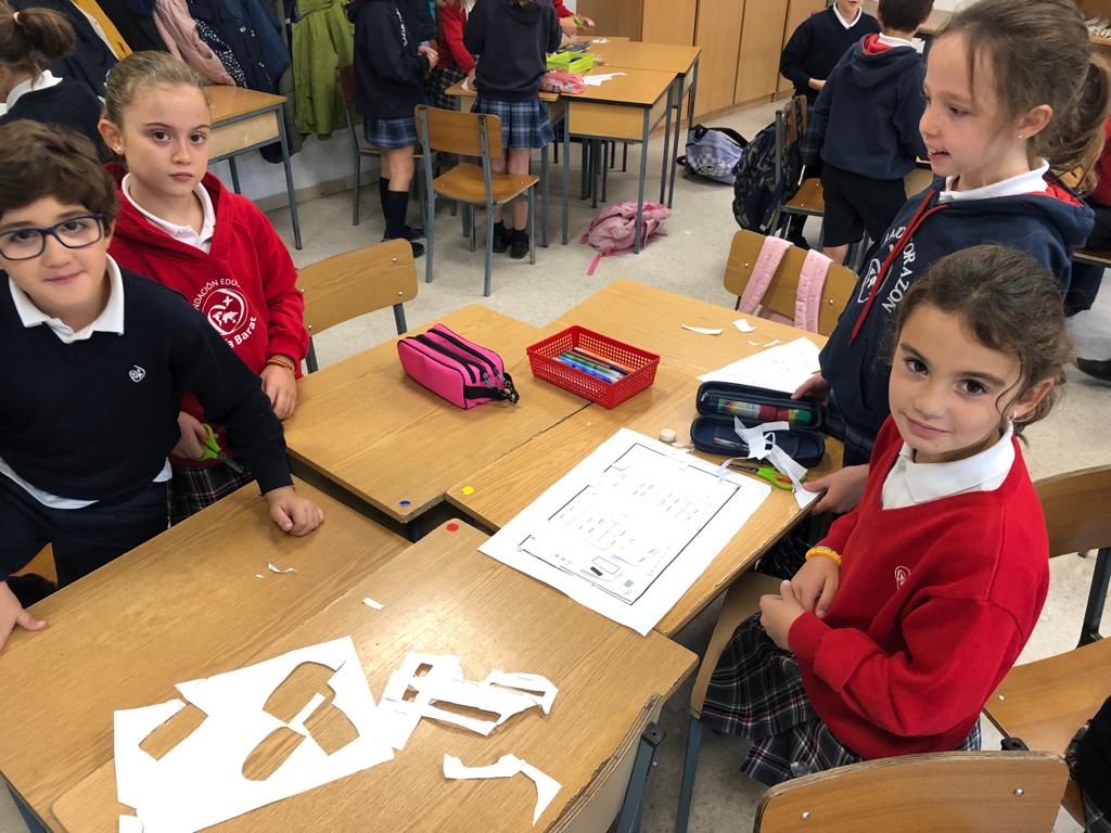 cscchamartin's tweet photo. Tercero De primaria Trabaja planos y mapas.🗺️ Hacemos en equipo el plano de nuestra clase, nos organizamos espacialmente, Representamos los objetos Vistos desde arriba e incorporamos leyendas.📍 Trabajamos en equipo y por competencias👍
#SoyTodoOídos #fesb #somosfesb https://t.co/MzNTNohm6e