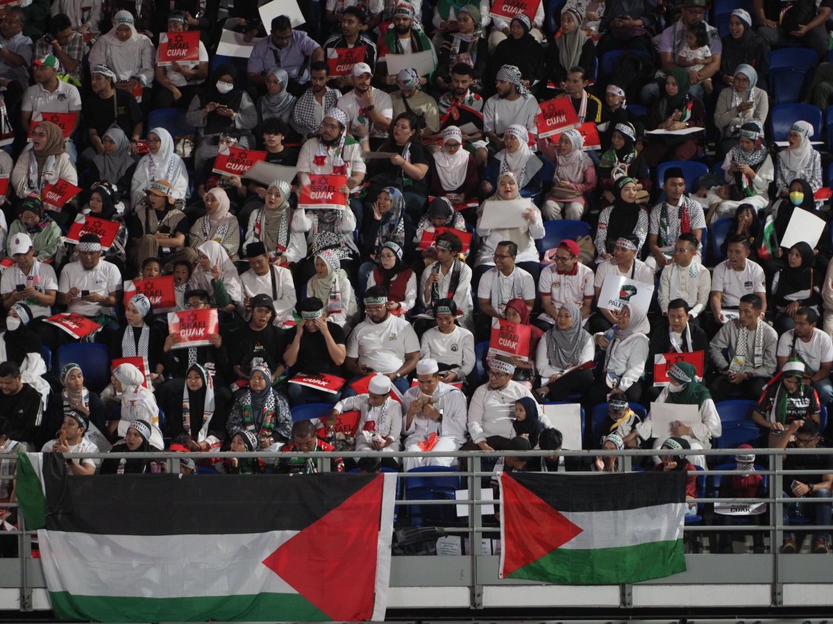 “Hatred never cease by hatred, but hatred cease by compassionate love.”

Loud applause in Axiata Arena for a representative from the Buddhist community at Himpunan Malaysia Bersama #Palestine. I didn’t catch his name.