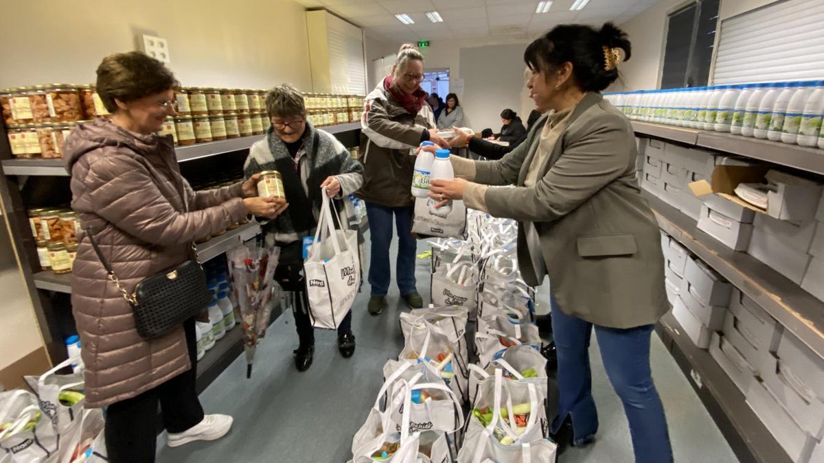 VDNDouai's tweet photo. Plus de six cents paniers solidaires distribués à Douai par le Département https://t.co/JxSBvFL0Re https://t.co/iDdcQT44Yn
