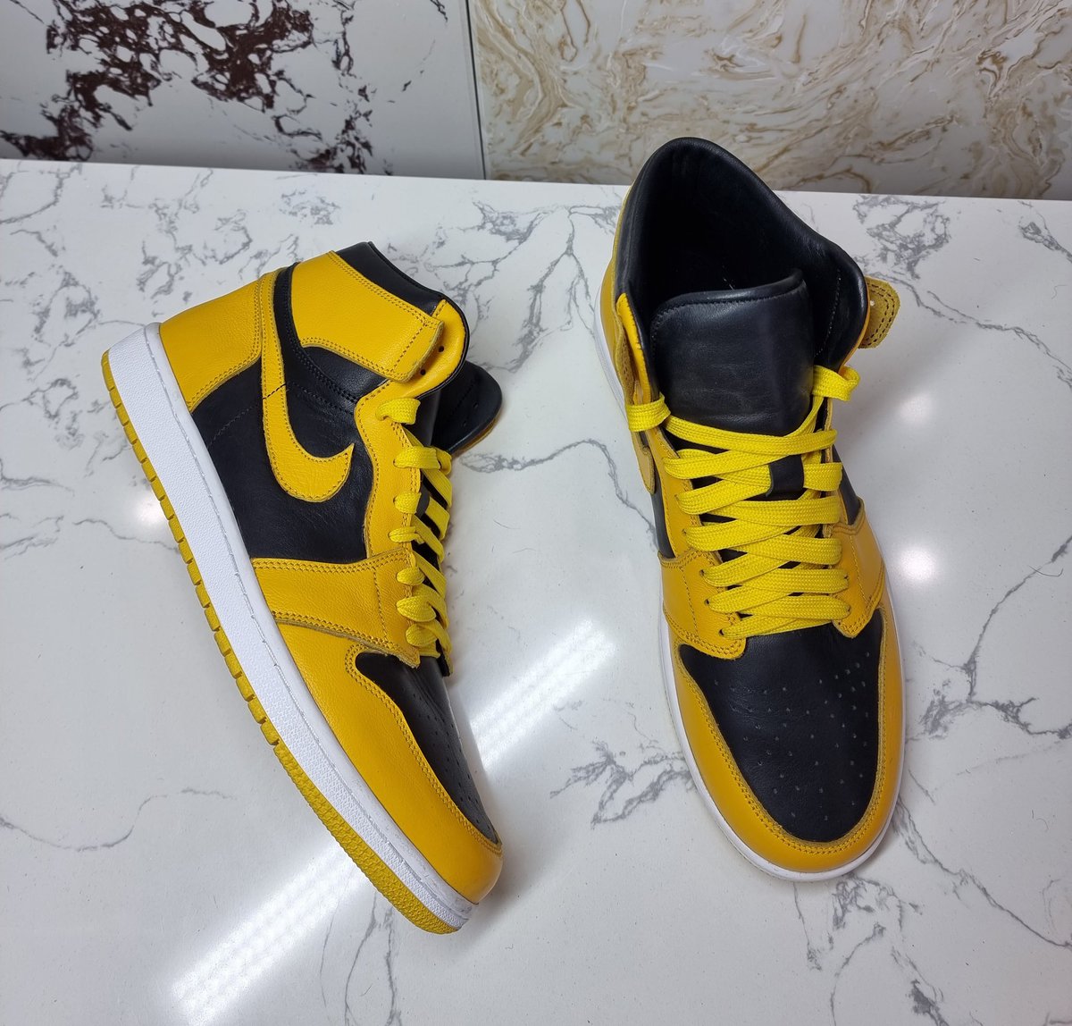 Цөөн хийж үзсэн юмаа
Цэвэр арьсан пүүз өмсөөд үзээрэй
Монголдоо хийгээд өмсчихвөл
Гаднаас хэдэн сар тээвэрлэж зөөх хэрэг бна уу
Үнэ 280к