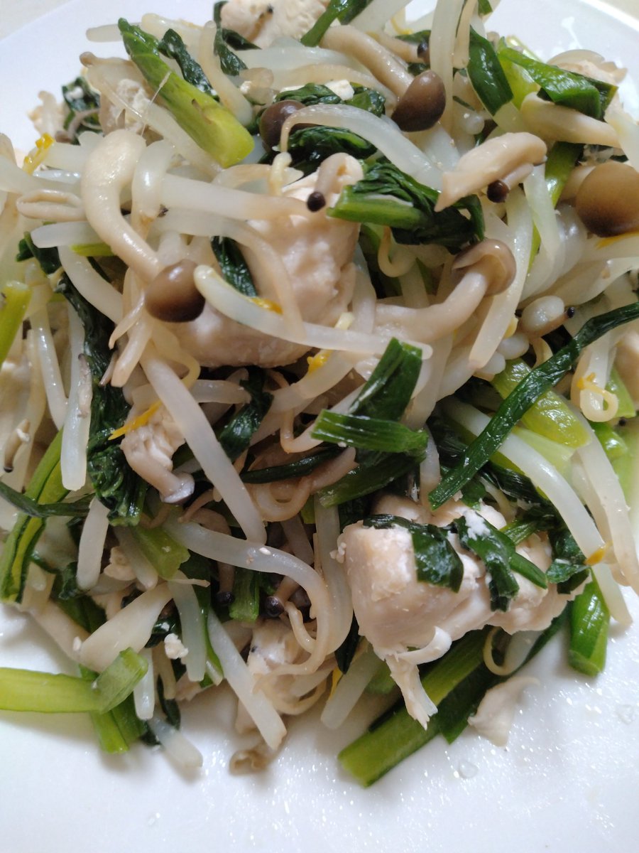 hiro_motok's tweet photo. 今日の筋トレ飯。
小松菜、ニラ、しめじ、もやし、鶏ささみ、を炒め塩と味の素で味付け。
もやしでかなりボリュームが出た。
このメニューだけなら材料費は、350円程度か？
他には、玉ねぎと水菜のサラダ、カボチャの煮物、マグロのあら煮、納豆、卵、ご飯で300円程度？
計650円で筋肉増強できる？ https://t.co/En9dwmN2xB