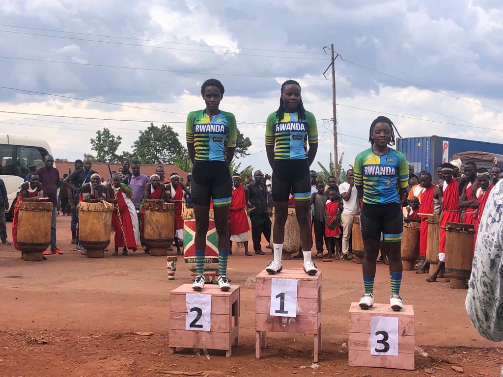 Tour Cycliste International Feminin du Burundi 2023 

Stage 2 : Canzuka - Muyinga 61Km

Another 1-2-3 for #Rwanda 

Ingabire Diane wins the 2nd stage of Tour du Burundi Feminin 

🥇 Ingabire Diane 
🥈Nirere Xaverine 
🥉 Mukashena Josiane 

#Rwanda #Burundi #Cycling