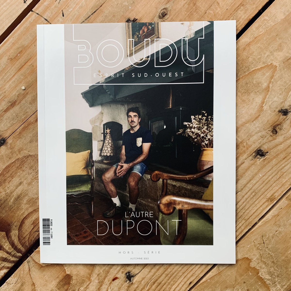 Derrière chaque grand homme, dit-on, se cache une grande femme. Pour la superstar du rugby <a href="/Dupont9A/">𝗔𝗻𝘁𝗼𝗶𝗻𝗲 𝗗𝗨𝗣𝗢𝗡𝗧</a>, c’est plutôt un grand frère. Un frangin bonhomme, protecteur et enraciné, qui pue le Sud-Ouest autant que son cadet pue le rugby.

L’aîné des Dupont a reçu <a href="/BouduMag/">BOUDU</a>  en pleine