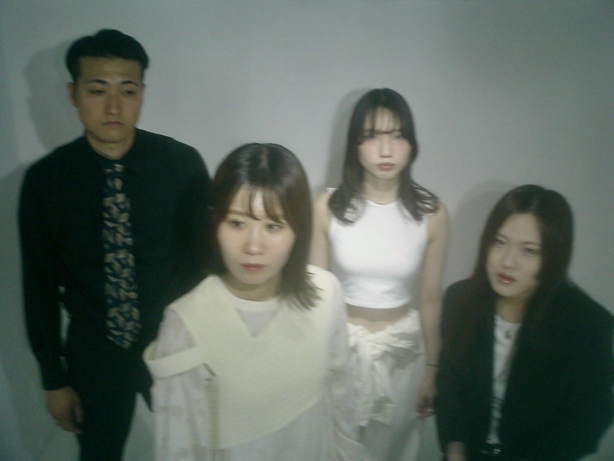 band twitter account
key.vo Nao
Gt Shoma 
Ba Yano
Dr Aya
"hakuchumu"