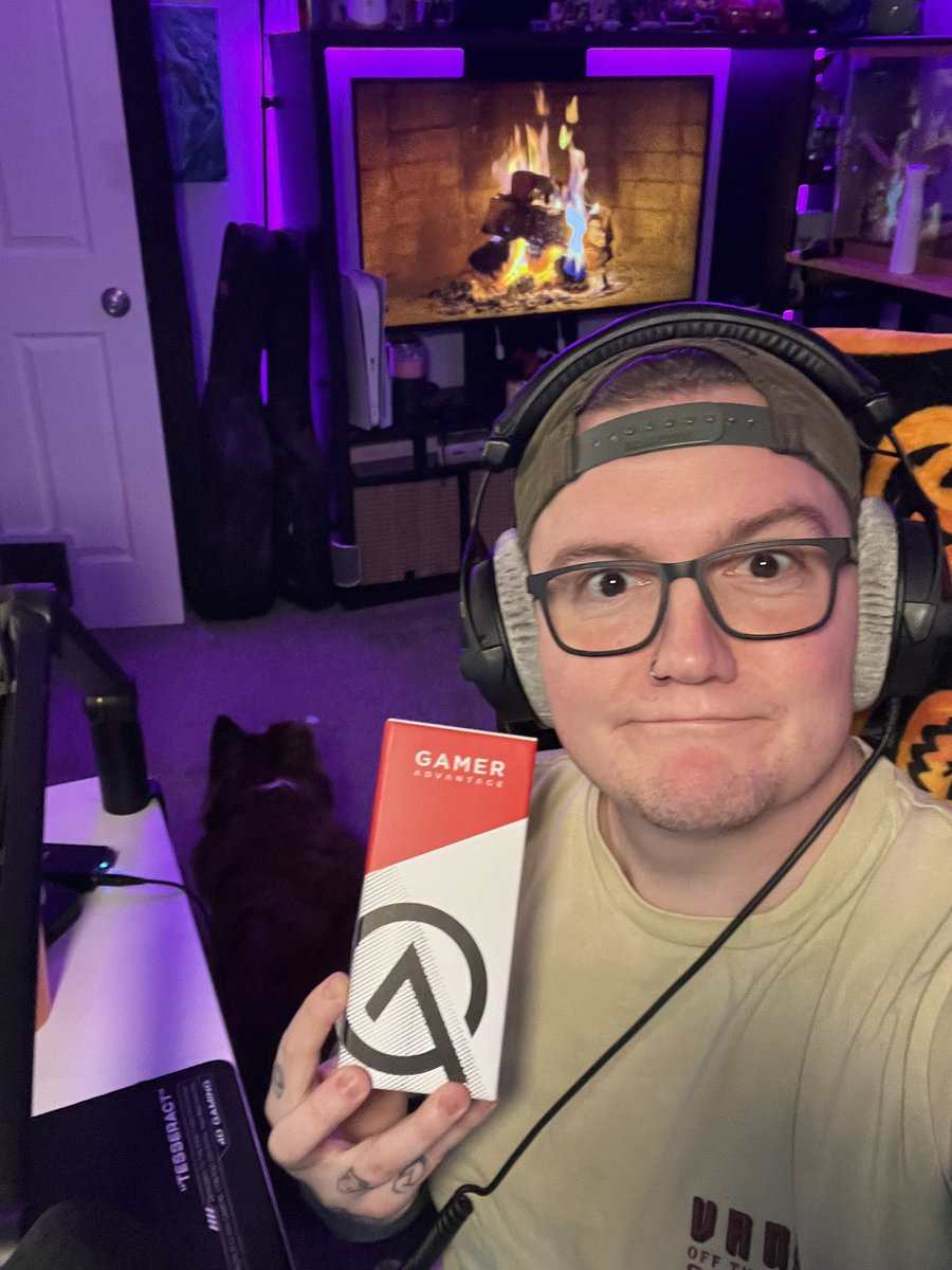 SqueakersOG's tweet photo. Wore these for the first time gaming last night! 

Loved them so far @GamerAdvantage !

Now let’s wear them all day while staring at screens mindlessly and “working” https://t.co/mrC8lOlasM