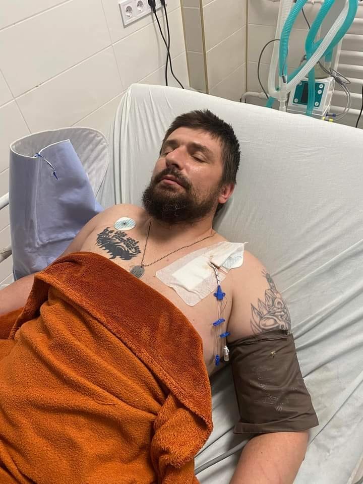 Шукаємо близьких та рідних Волошина Олександра Анатолійовича. Знаємо, що його привезли з Краматорську 21.10.2023 вночі в 4-ту лікарню м. Дніпро, маму звати Лариса, інших даних не памʼятає. Є тату на лівому плечі та над правою груддю. Будь ласка репост, допоможіть хлопцю