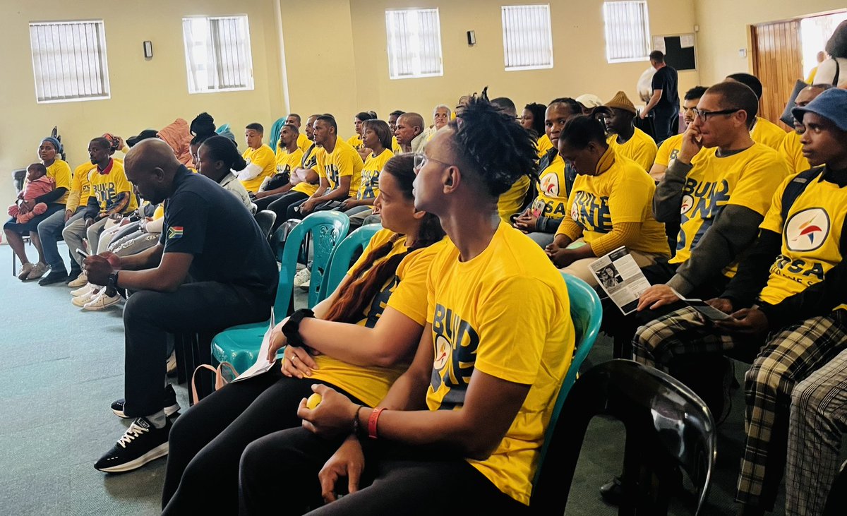 BuildOneSA_WC's tweet photo. The community of Hout Bay is ready to build a South Africa we can all be proud off!!! Thank you to our leader Mmusi Maimane for being an ethical leader! #build #bosa #registertovote 
@MmusiMaimane @NobuntuSA @Ukwandile @SarahMadingwana @WayneBennett81 https://t.co/hDtBJZxGF0