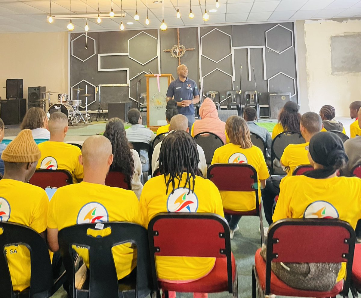 BuildOneSA_WC's tweet photo. The community of Hout Bay is ready to build a South Africa we can all be proud off!!! Thank you to our leader Mmusi Maimane for being an ethical leader! #build #bosa #registertovote 
@MmusiMaimane @NobuntuSA @Ukwandile @SarahMadingwana @WayneBennett81 https://t.co/hDtBJZxGF0