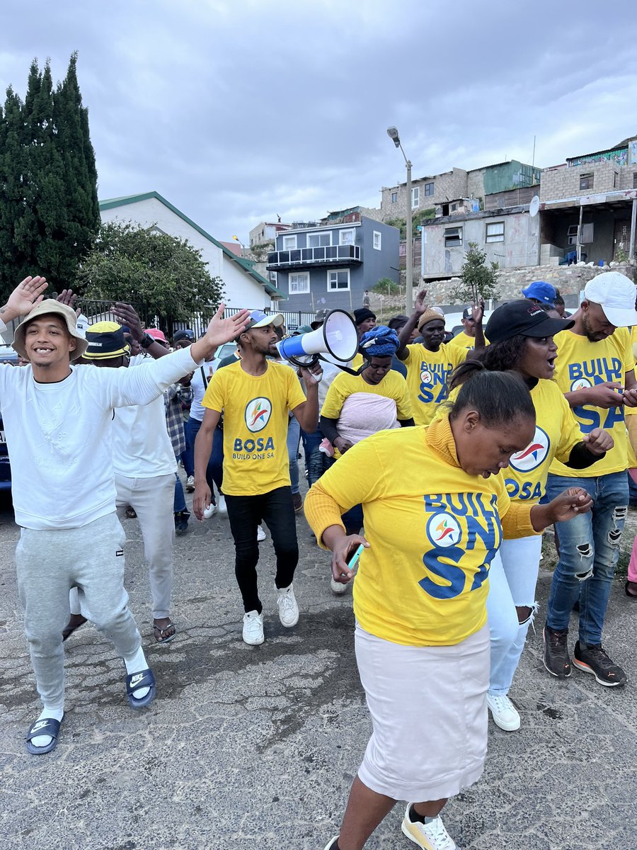 BuildOneSA_WC's tweet photo. The community of Hout Bay is ready to build a South Africa we can all be proud off!!! Thank you to our leader Mmusi Maimane for being an ethical leader! #build #bosa #registertovote 
@MmusiMaimane @NobuntuSA @Ukwandile @SarahMadingwana @WayneBennett81 https://t.co/hDtBJZxGF0