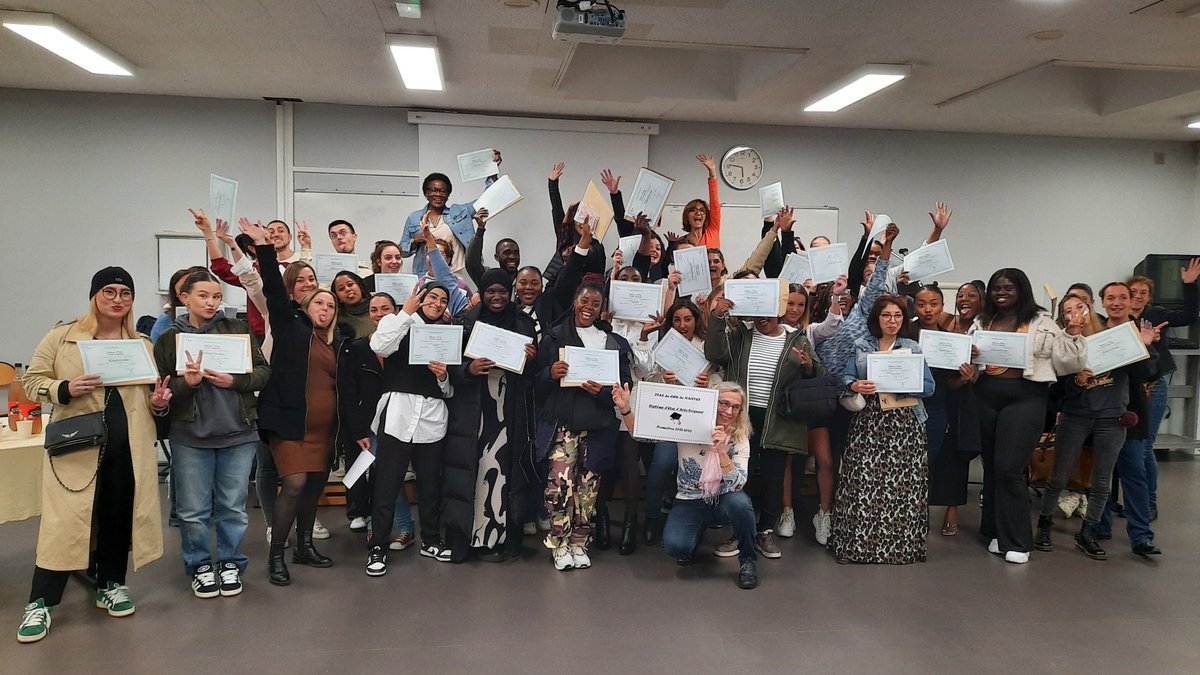CHUnantes's tweet photo. 🎓👏 Félicitations à nos 71 diplômé(e)s aide-soignant(e) !

🌟 Taux de réussite exceptionnel de 94,67% avec, pour la 1re fois cette année, 4 apprentis.

Merci aux formateurs et aux professionnels du département des instituts de formation du CHU. https://t.co/vovkxCMrKK