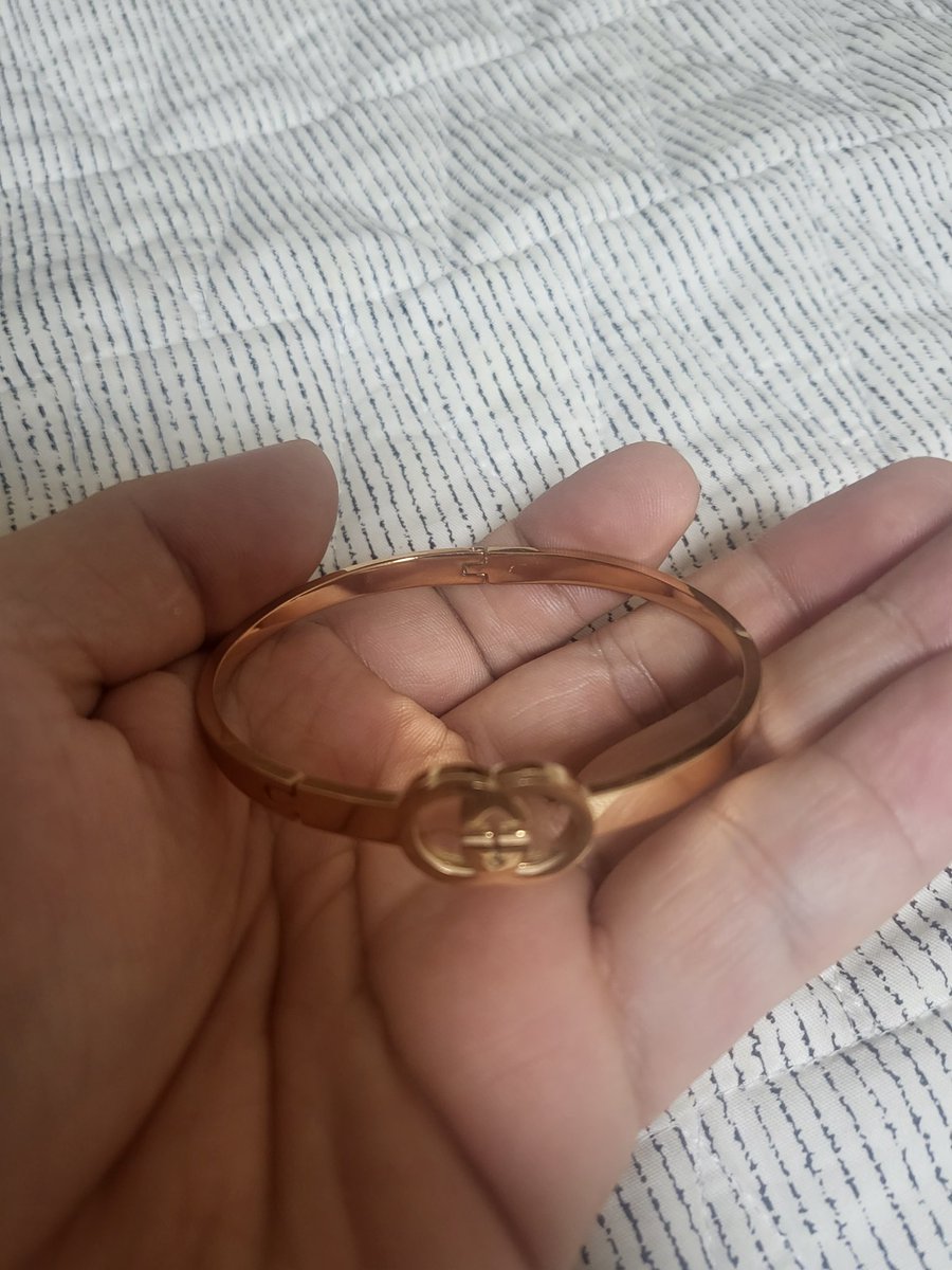 우리집에 팔찌두고간 여자 주인못찾음!
그냥 내피드보는사람중에 줄게! 
대신 그냥달라고 조르지말고 최대한 성심성의껏 쓰는사람에게 줄게요.