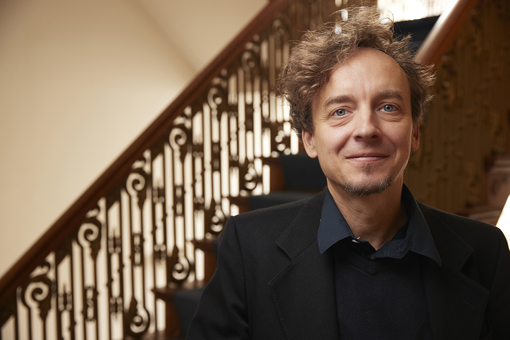 Deze maand is dr. Christoph Henning begonnen als hoogleraar #Humanisme en #Filosofie. Hij is de opvolger van <a href="/anjamachielse/">Anja Machielse</a>, die met emeritaat ging. Henning was fellow aan het Max Weber Centre for Advanced Cultural and Social Studies van de <a href="/unierfurt/">Universität Erfurt</a>. → t.ly/qFybo