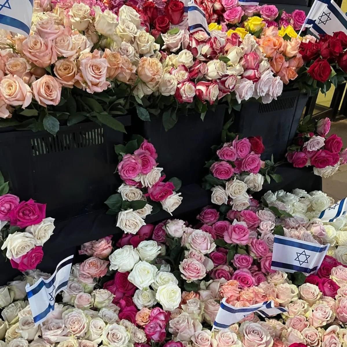 MM_JCCManhattan's tweet photo. An anonymous individual sent us 1400 flowers this morning to represent the precious lives lost in Israel.

We’ve chosen to display them publicly to share the loving kindness of strangers &amp; remind us of the beauty &amp; fragility of human life.

May their memories be a blessing. https://t.co/UUELNnFfWB