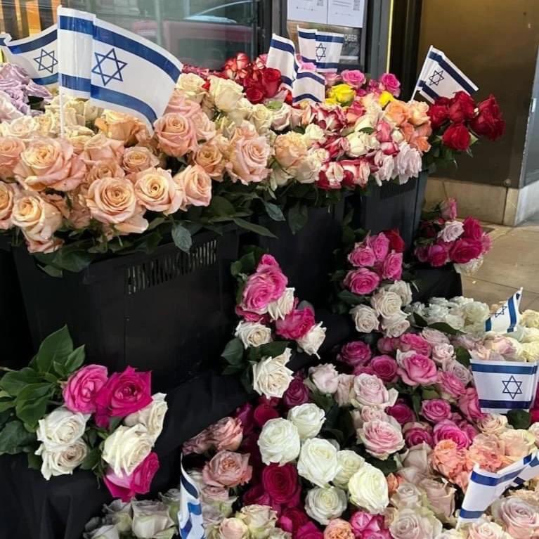 MM_JCCManhattan's tweet photo. An anonymous individual sent us 1400 flowers this morning to represent the precious lives lost in Israel.

We’ve chosen to display them publicly to share the loving kindness of strangers &amp; remind us of the beauty &amp; fragility of human life.

May their memories be a blessing. https://t.co/UUELNnFfWB